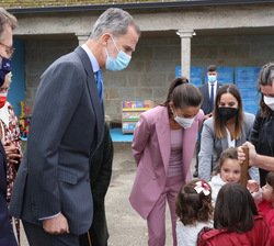 Sus Majestades los Reyes conversan con alumnos durante su visita